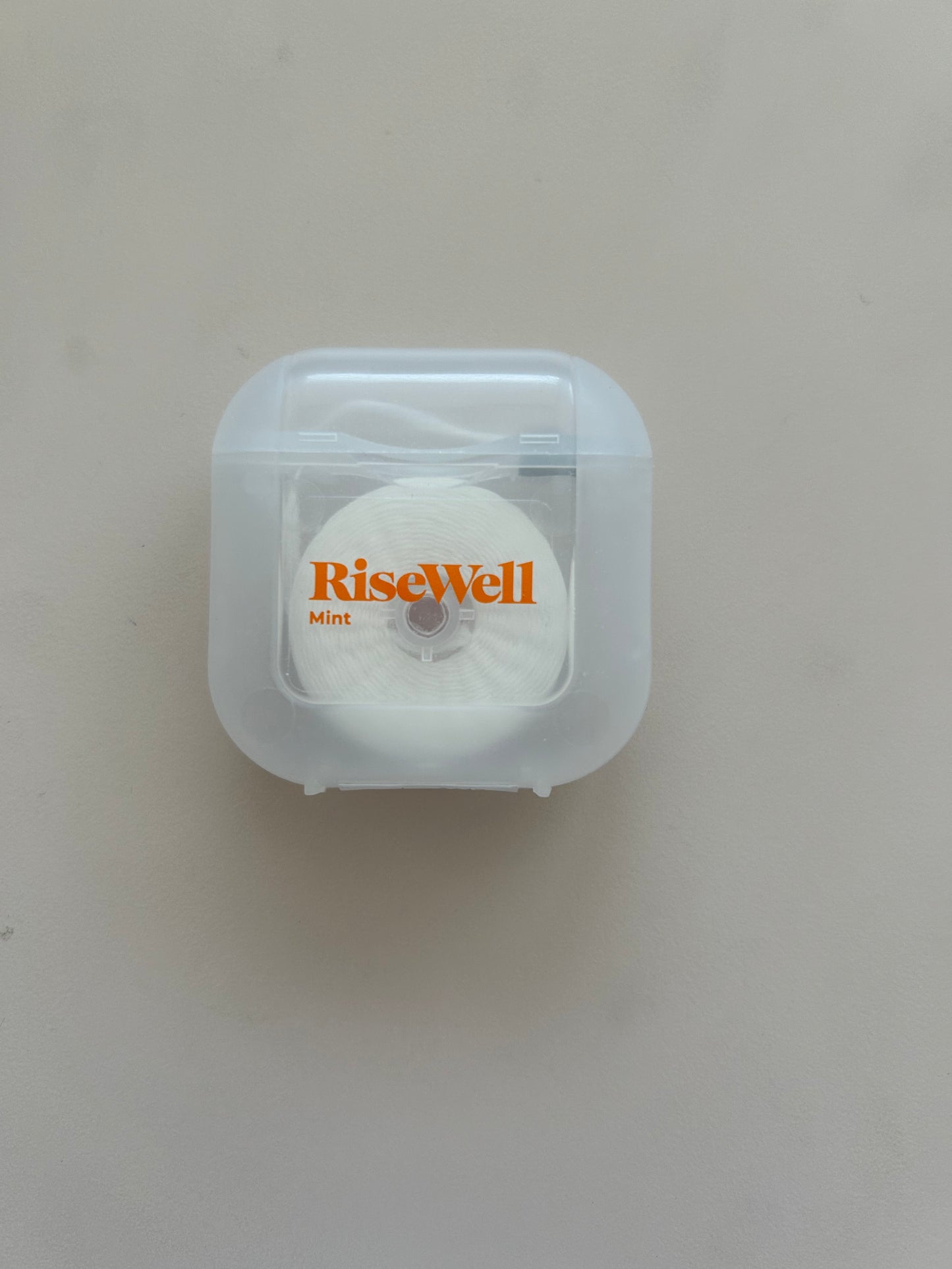 RiseWell Hilo impregnado de hidroxiapatita sin teflón para prevenir las caries.